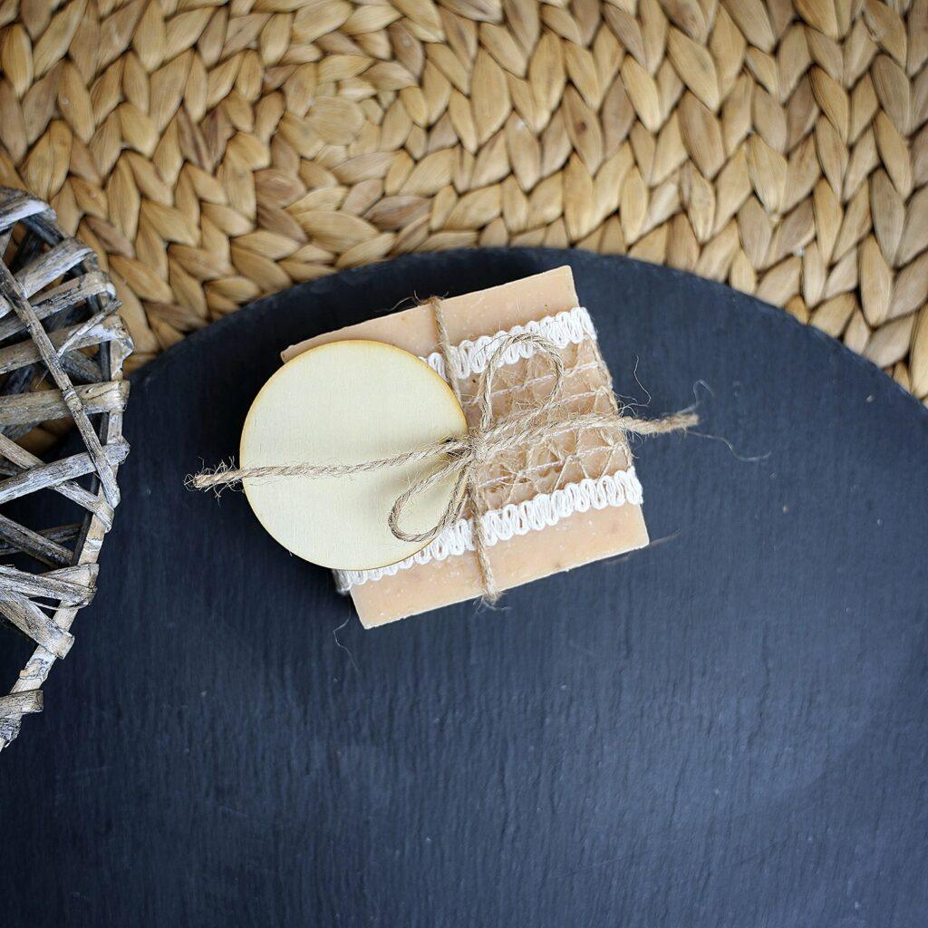 Savons personnalisés étiquette en bois ronde